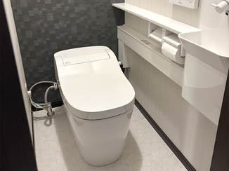 トイレリフォーム タンクレス×手洗いカウンターでスッキリ洗練されたレストルーム