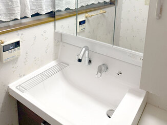 洗面リフォーム 鏡裏収納でスッキリな見た目に！今風に仕上がった洗面化粧台