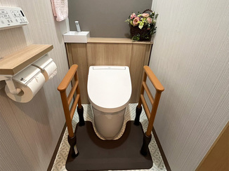 トイレリフォーム 木目の統一感が心地よいレストルーム