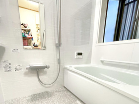 バスルームリフォーム冬もヒヤッとせず、踏み心地のよい床が特徴のバスルーム