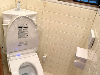 トイレリフォーム 限られた空間でもゆったり使えるコーナータイプのトイレ
